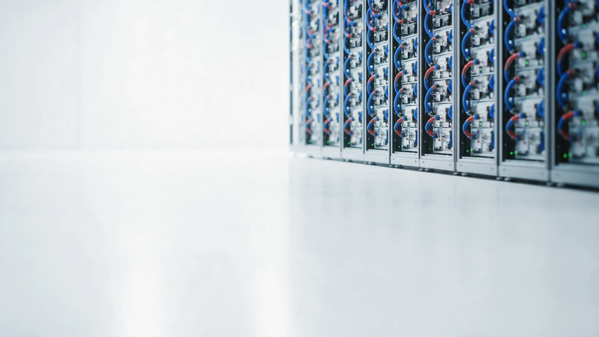 Corredor de datacenter com racks de servidores refrigerados a água