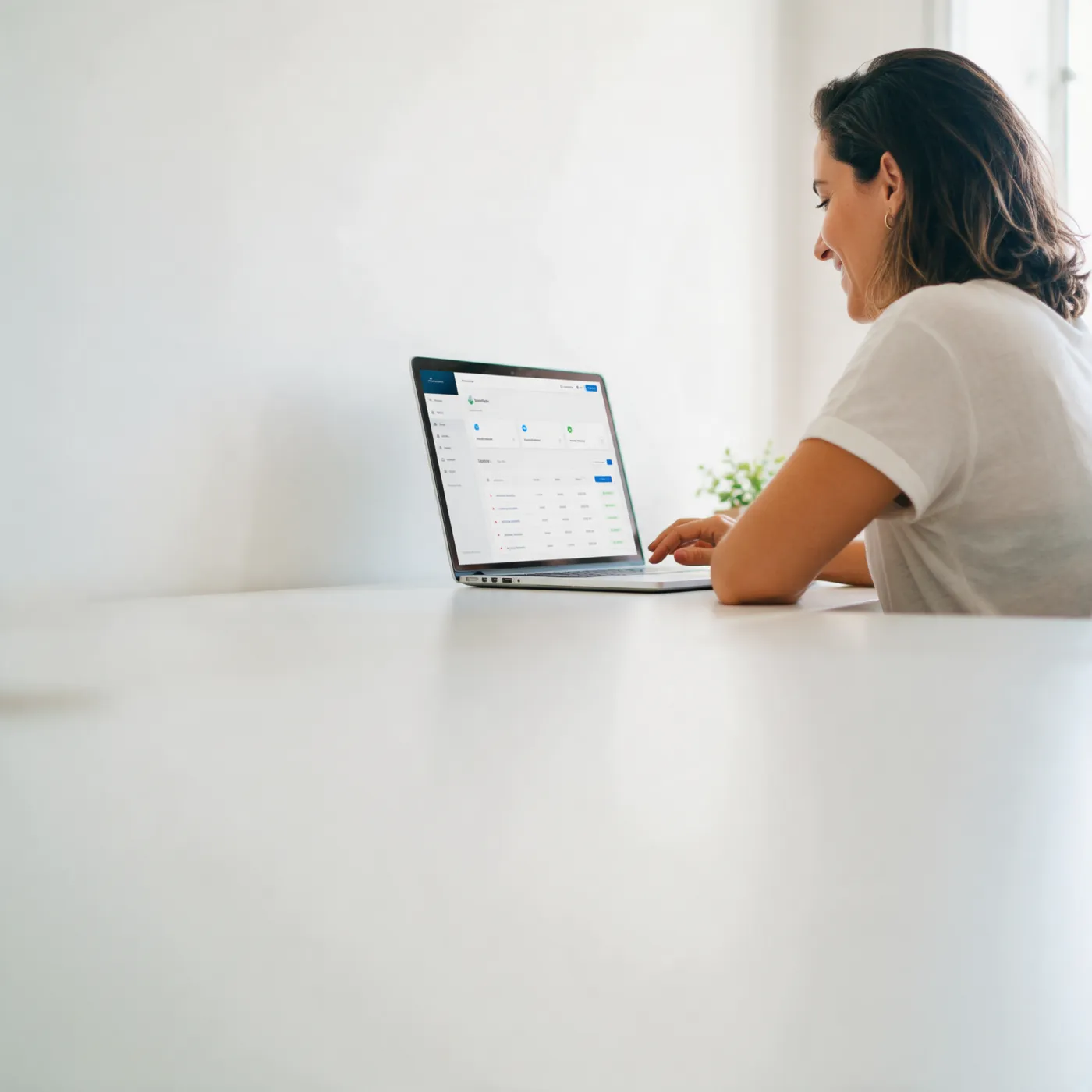 Cliente acompanhando a conta de hospedagem no notebook